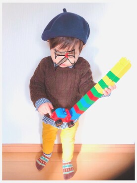 「カラーパンツ」｜「アイテム（おもちゃ）」を使った、ka-zunさん（キッズ・80cm）の冬コーディネート