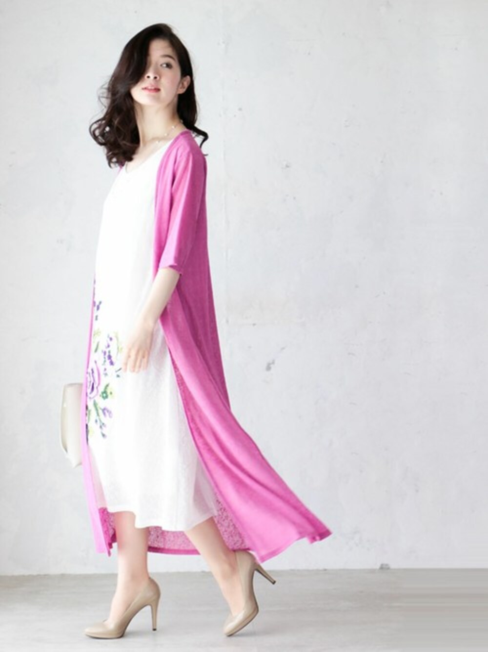 ホワイト系のワンピースを着用したレディースの春コーディネートの1枚目の写真