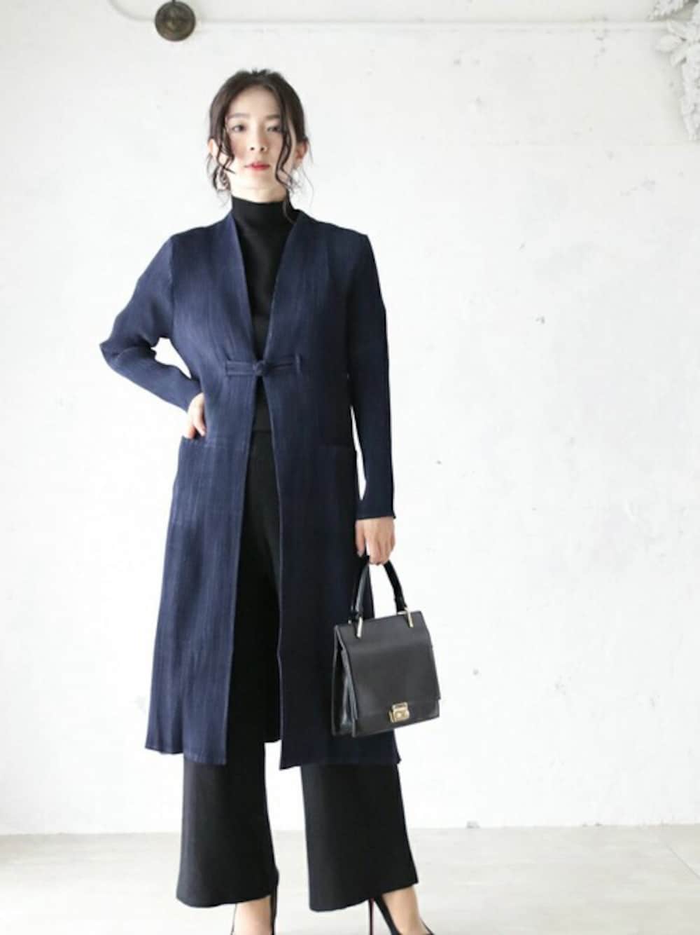 「ネイビー、キレイめ、ロングカーディガン、長袖、Cawaii、アコーディオンプリーツ、クールコーデ、縦長シルエット」｜「cawaiiの大人のアコーディオンカーディガン　　長袖　ロングカーディガン（カーディガン/ボレロ、ブルー系）」を使った、CAWAIIスタッフさん（レディース・155cm）の秋コーディネートの1枚目の写真