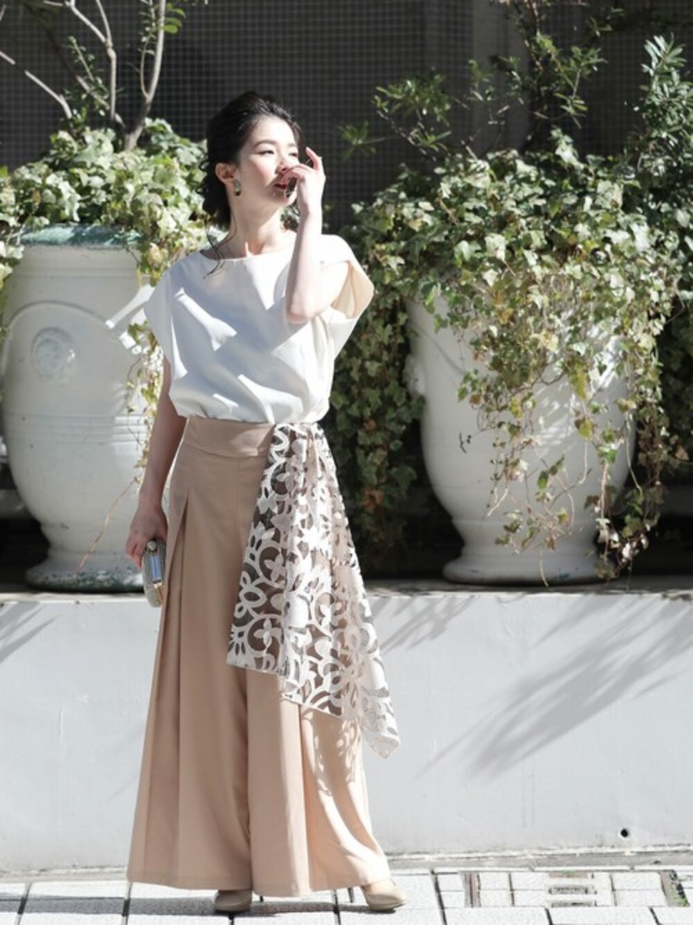 ベージュ系のその他パンツを着用したレディースの春コーディネートの1枚目の写真