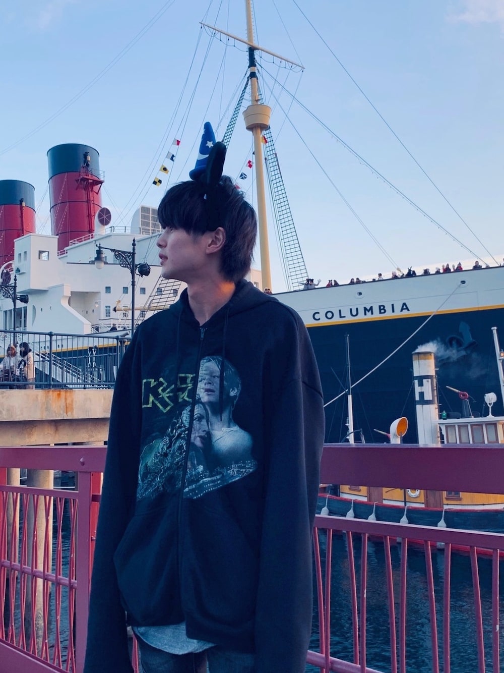 「vetements、GUCCI、disney、ストリート、ラグジュアリーストリート、おしゃれさんと繋がりたい」｜「VETEMENTSのアイテム（パーカー、ブラック系）」を使った、 ゆっ くそさん（メンズ・173cm）の冬コーディネートの1枚目の写真