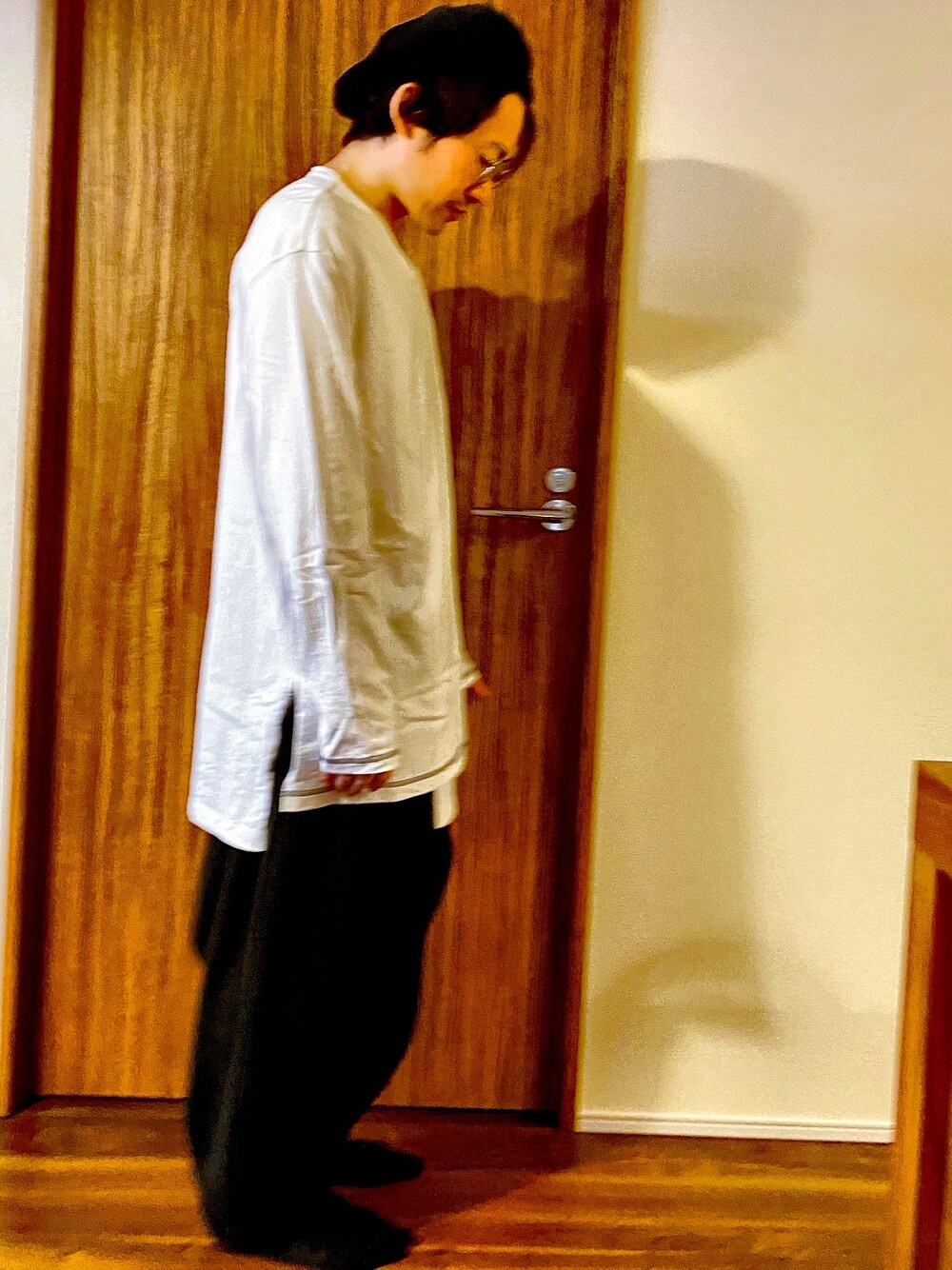 「おうちファッション、ワイドパンツ、モノトーン、ゆるコーデ」｜「KANGOLの【KANGOL】FREAKS STORE Wool 504 / 【カンゴール】（ハンチング/ベレー帽、ブラック系）」を使った、kaz [フォロバします]さん（メンズ・165cm）の春コーディネートの1枚目の写真