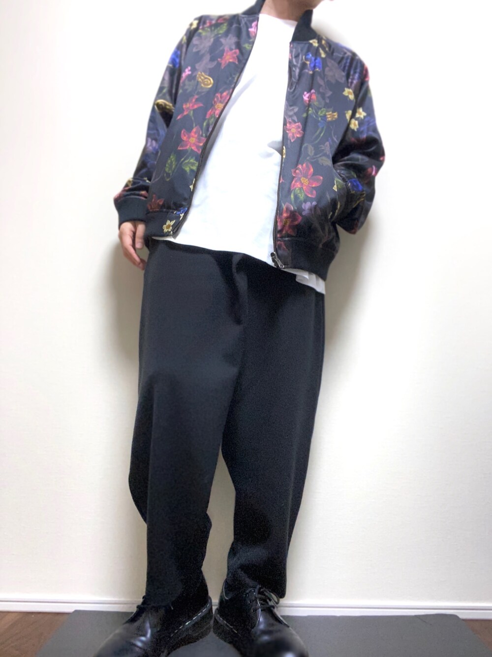 「ゆるコーデ、ビッグシルエット、リラックススタイル、Dr.Martens、モノトーン、スカジャン、ブラック、花柄、おしゃれさんと繋がりたい、JOJO」｜「SOPHNET.のRIBBED SARROUELCROPED JERSEY PANT（その他パンツ、ブラック系）」を使った、kaz [フォロバします]さん（メンズ・165cm）の春コーディネートの1枚目の写真