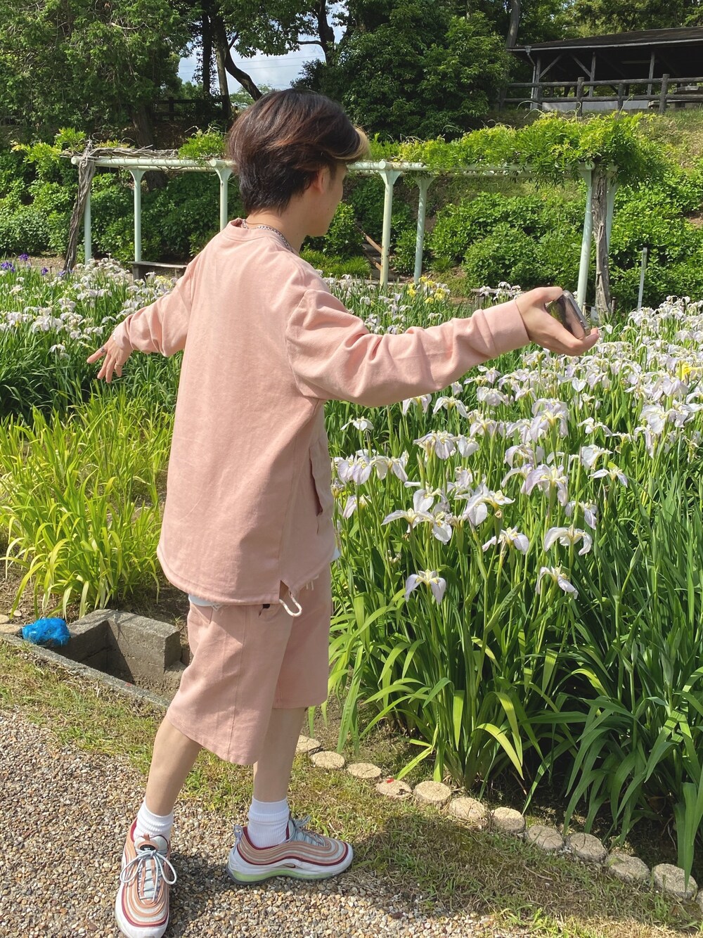 「セットアップ、ハーフパンツ、ストリート、AIRMAX97、ZARA、春コーデ、いいね返し、フォローミー、フォロバ、レイヤードスタイル」｜「ZARAのアイテム（スウェット、ピンク系）」を使った、shinjiさん（メンズ・169cm）の夏コーディネートの1枚目の写真