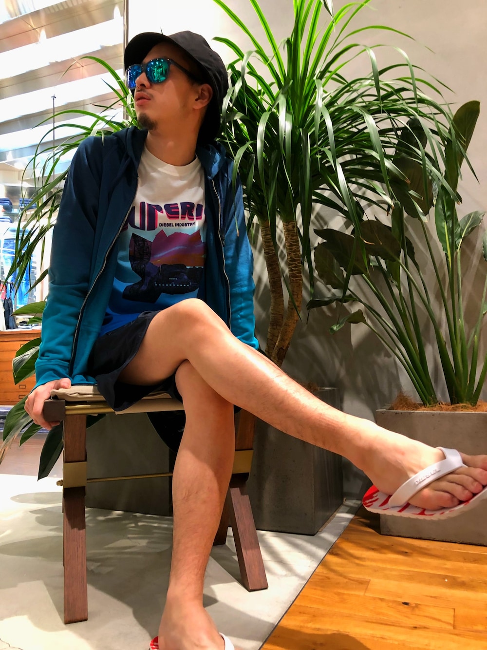 「ディーゼル、海、水着」｜「DIESELの00SCA10IARL（スウェット、ブルー系）」を使った、takutoさん（メンズ・169cm）の春コーディネートの1枚目の写真
