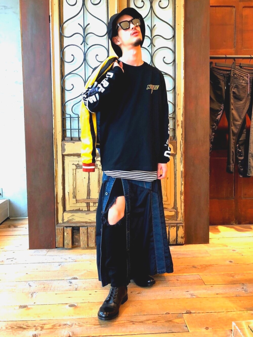 「ディーゼル、ディーゼルブラックゴールド、オールブラック、ダメージデニムパンツ、ブラックデニム、レイヤードスタイル、スカート」｜「DIESELのMEN’S　グラフィック長袖Tシャツ（Tシャツ/カットソー、ブラック系）」を使った、takutoさん（メンズ・169cm）の春コーディネートの1枚目の写真