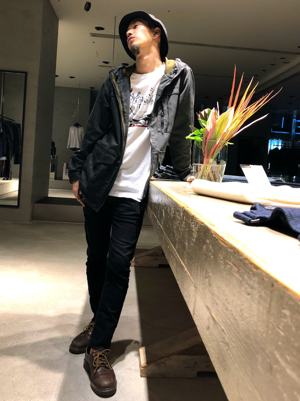 「ディーゼル、ディーゼルブラックゴールド、jogg jeans、ジョグジーンズ、スキニーデニム、ブラックデニム、ブラック、夏のワントーンコーデ、アウトドアスタイル」｜「DIESELのMEN’S　ジョグジーンズデニムジャケット（デニムジャケット、ブラック系）」を使った、takutoさん（メンズ・169cm）の夏コーディネートの1枚目の写真
