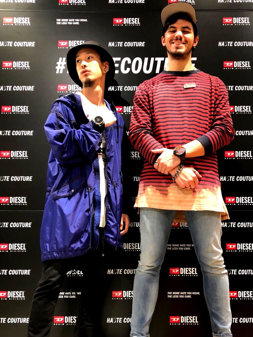 「ディーゼル、スキニーデニム、ブラックデニム、ロングコート、スポーツミックス、アウトドアスタイル、スマートウォッチ」｜「DIESELのSLEENKER L.30 0886Z（デニムパンツ、ブラック系）」を使った、takutoさん（メンズ・169cm）の秋コーディネートの1枚目の写真