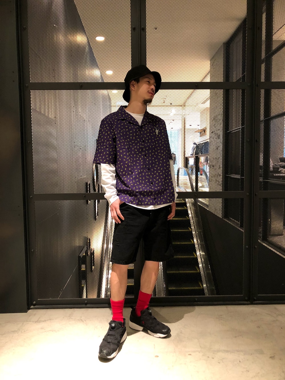 「ディーゼル、柄シャツ、ショーパン」｜「DIESELのアイテム（シャツ/ブラウス、パープル系）」を使った、takutoさん（メンズ・169cm）の春コーディネートの1枚目の写真