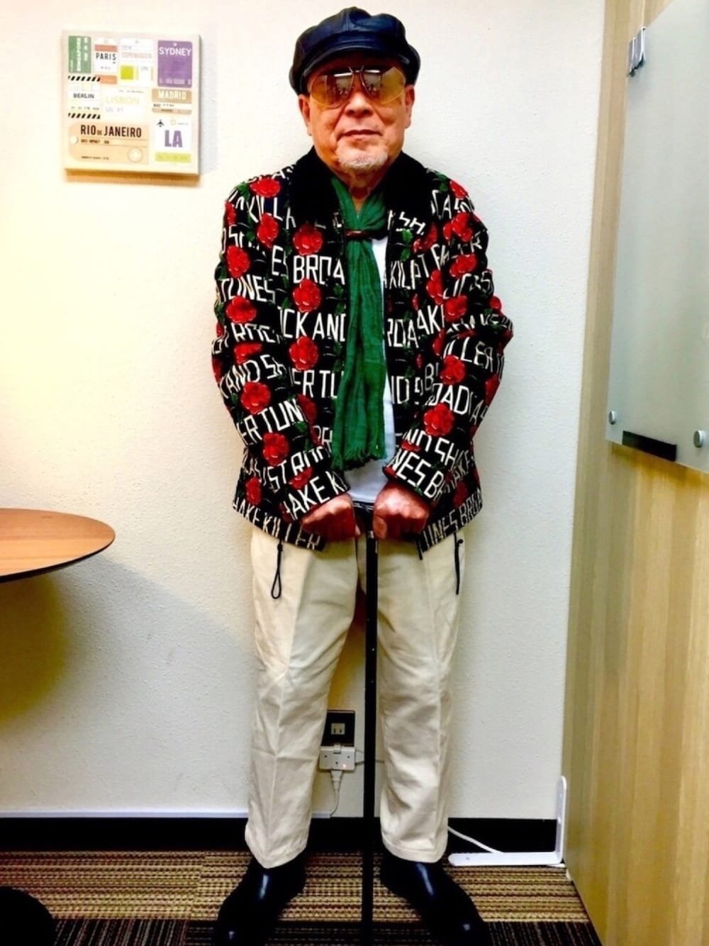 「レザーLOVEスナップ、秋冬コーデ、カジュアルコーデ、ユニクロ、レザー、低身長、WACKO MARIA 、85歳のチャレンジ、バラ柄」｜「UNIQLOのアイテム（その他パンツ、ホワイト系）」を使った、よしやす（85歳）さん（メンズ・161cm）の秋コーディネートの1枚目の写真
