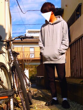 「H&M（エイチ・アンド・エム）のアイテム（パーカー、グレー系）」を使った、ひかにんじんさん（メンズ・168cm）の冬コーディネート