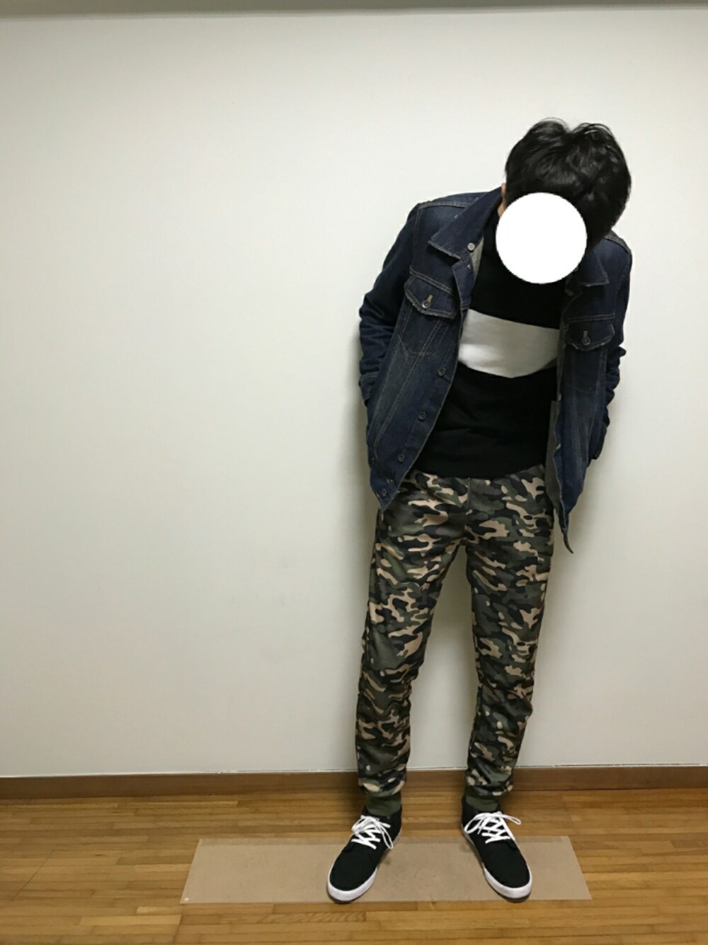 「シンプル、デニム、春コーデ、スニーカー、休日スタイル、ootd」｜「Right-onの【Natural Story】フード付きデニムジャケット（デニムジャケット、ブルー系）」を使った、かつゆきさん（メンズ・172cm）の春コーディネートの1枚目の写真