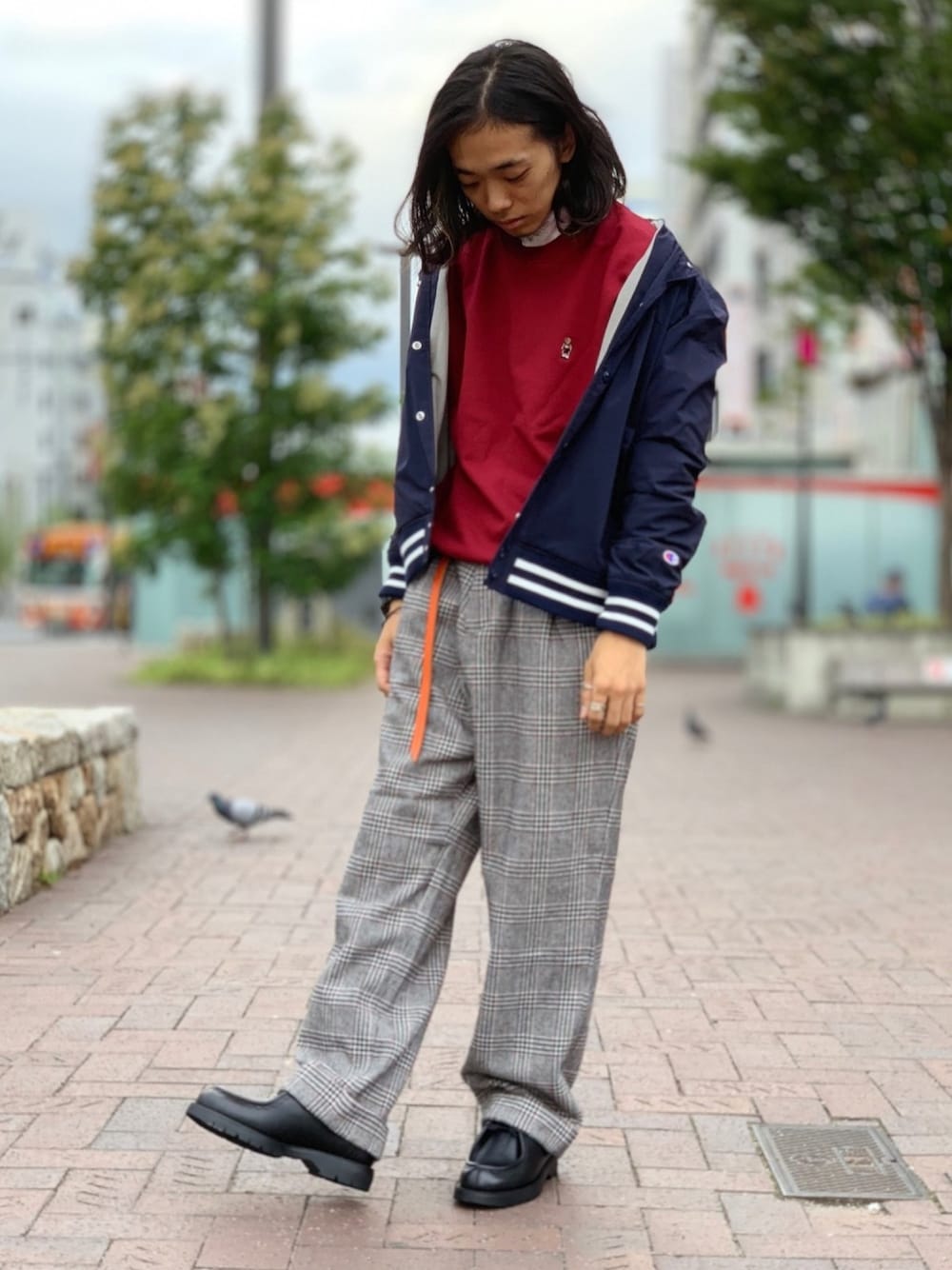 「スポーツMIX'18秋、プレッピー、スタジャン、URBAN RESEARCH、Champion、ROSTER SOX、別注、スウェット、ワイドパンツ、チェックパンツ」｜「ChampionのChampion×URBAN RESEARCH　別注VARSITY JACKET（ブルゾン、ブルー系）」を使った、UR_SkmK.さん（メンズ・167cm）の秋コーディネートの1枚目の写真