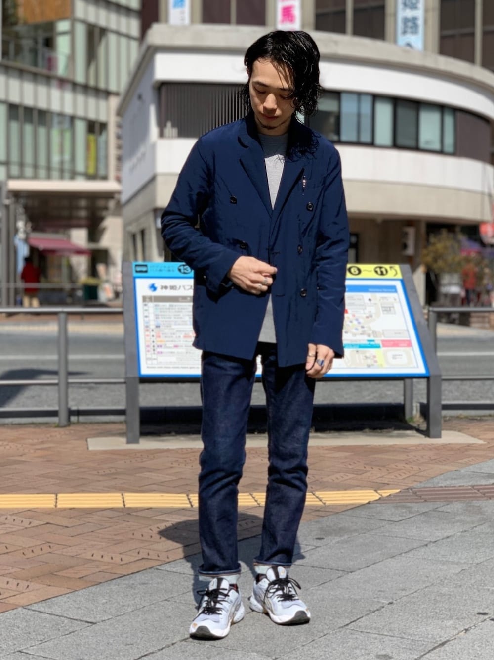 「春コーデ、春アウター、スウェット、デニム、大人カジュアル、きれいめカジュアル、休日スタイル、スニーカーコーデ、いいね、save、フォローお願いします🤑、ダブルジャケット」｜「UNUSEDのアイテム（テーラードジャケット、ブルー系）」を使った、UR_SkmK.さん（メンズ・167cm）の冬コーディネートの1枚目の写真