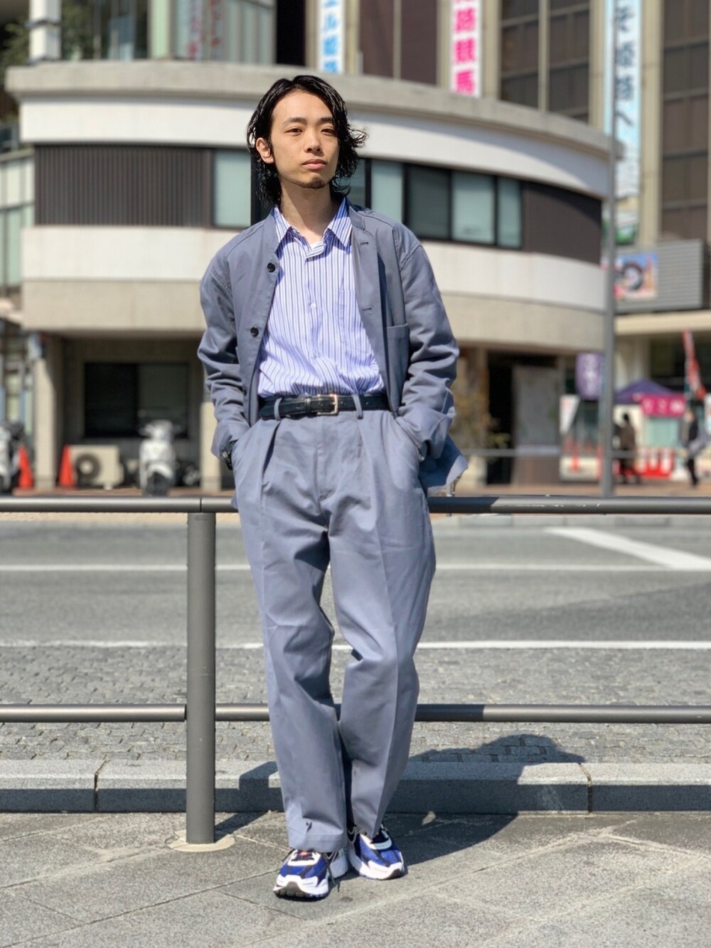 「セットアップ、休日スタイル、春アウター、春コーデ、ストリート、低身長、くすみカラー、きれいめカジュアル、タックイン、いいね、save、フォローお願いします🤑」｜「URBAN RESEARCHのコットンシルクツイルスタンドブルゾン（ブルゾン、グレー系）」を使った、UR_SkmK.さん（メンズ・167cm）の冬コーディネートの1枚目の写真
