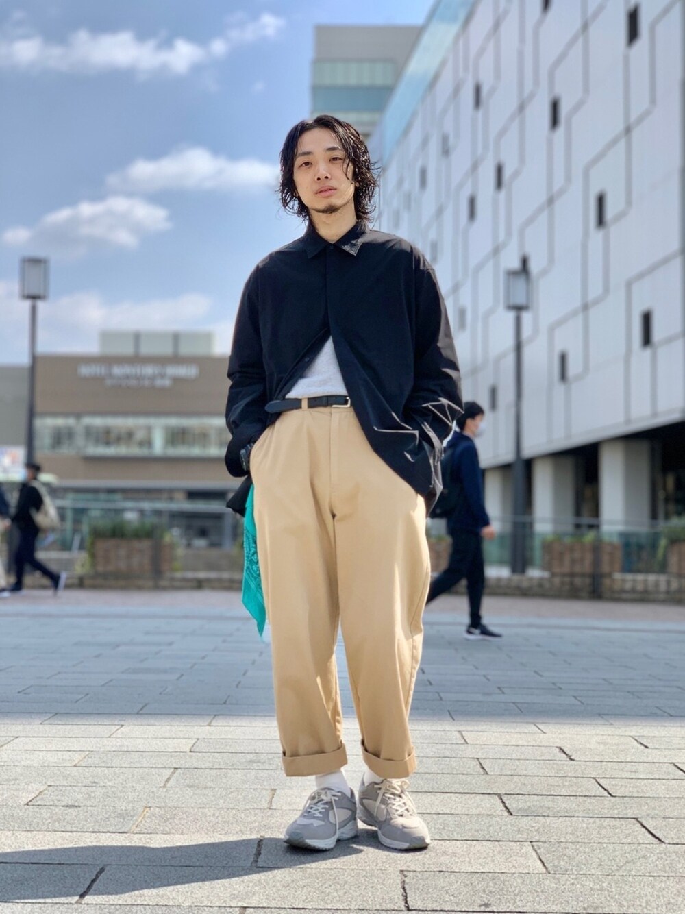「春めきシューズ、シンプル、春コーデ、きれいめカジュアル、ゆるコーデ、タックイン、休日スタイル、ストリート、シャツスタイル、カジュアル」｜「URBAN RESEARCHのSolotex Fly Front SHIRTS（シャツ/ブラウス、ブラック系）」を使った、UR_SkmK.さん（メンズ・167cm）の春コーディネートの1枚目の写真