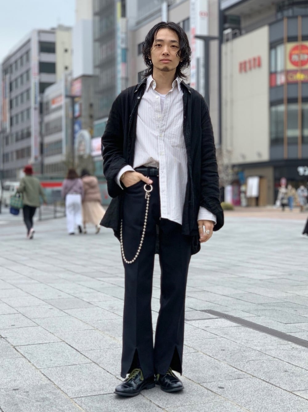 ブラウン系のシャツ/ブラウス、ブラック系のシャツ/ブラウス、ブラック系のその他パンツを着用したメンズの春コーディネートの1枚目の写真