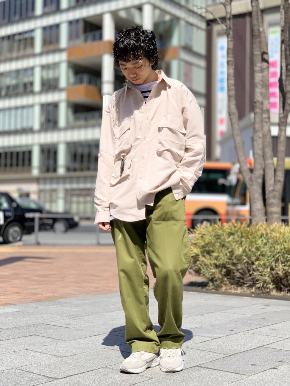 ベージュ系のシャツ/ブラウス、ブラック系のTシャツ/カットソー、グリーン系のパンツを着用したメンズの春コーディネートの1枚目の写真