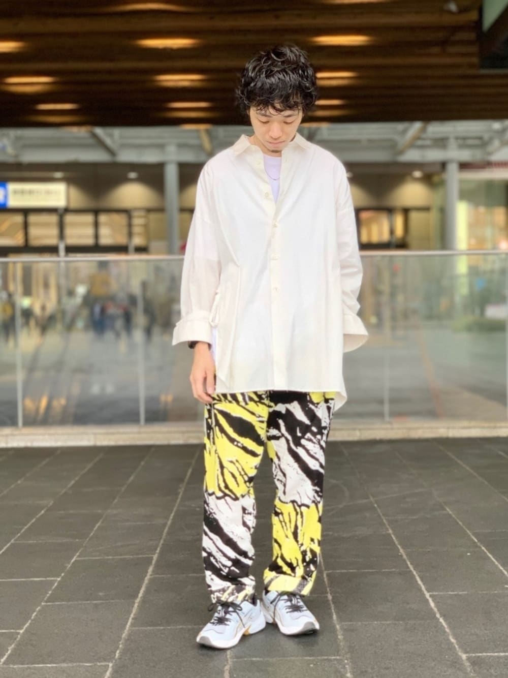 ホワイト系のシャツ/ブラウス、ホワイト系のTシャツ/カットソー、イエロー系のその他パンツを着用したメンズの春コーディネートの1枚目の写真