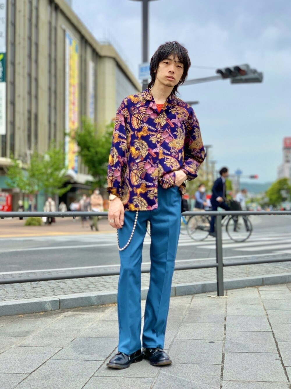 「主役はカラーパンツ、春夏コーデ、柄シャツ、カラーパンツ、ブルー、きれいめカジュアル、シャツスタイル、オレンジ、Wrangler、古着MIX」｜「usedのアイテム（シャツ/ブラウス、その他）」を使った、UR_SkmK.さん（メンズ・167cm）の春コーディネートの1枚目の写真