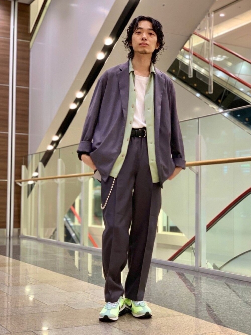 「きれいめカジュアル、春夏コーデ、スニーカーコーデ、休日スタイル、オープンカラーシャツ、セットアップ、テーラードジャケット、シンプルコーデ、ストリート、リラックススタイル」｜「URBAN RESEARCHのウォッシャブルジャコット（テーラードジャケット、グレー系）」を使った、UR_SkmK.さん（メンズ・167cm）の春コーディネートの1枚目の写真
