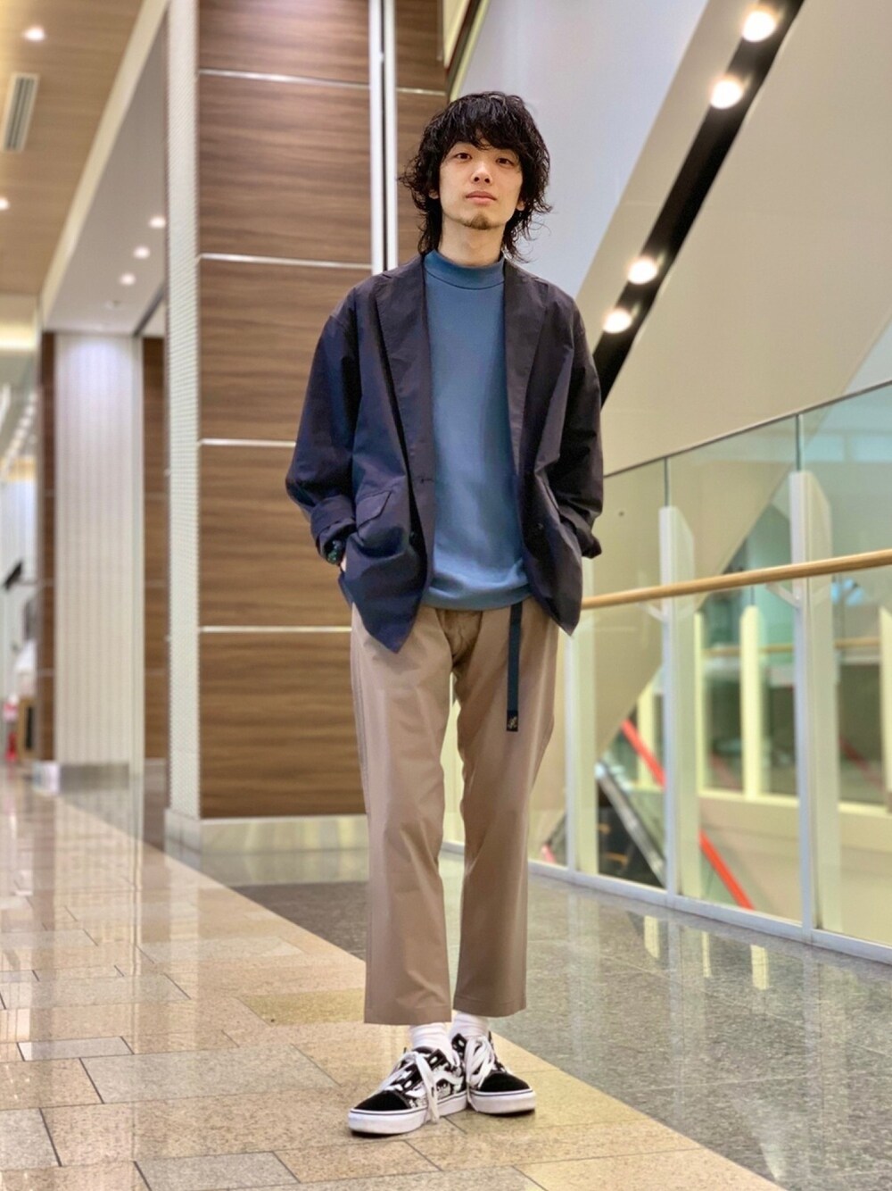 ブラック系のテーラードジャケット、ブルー系のTシャツ/カットソー、グレー系のその他パンツを着用したメンズの春コーディネートの1枚目の写真