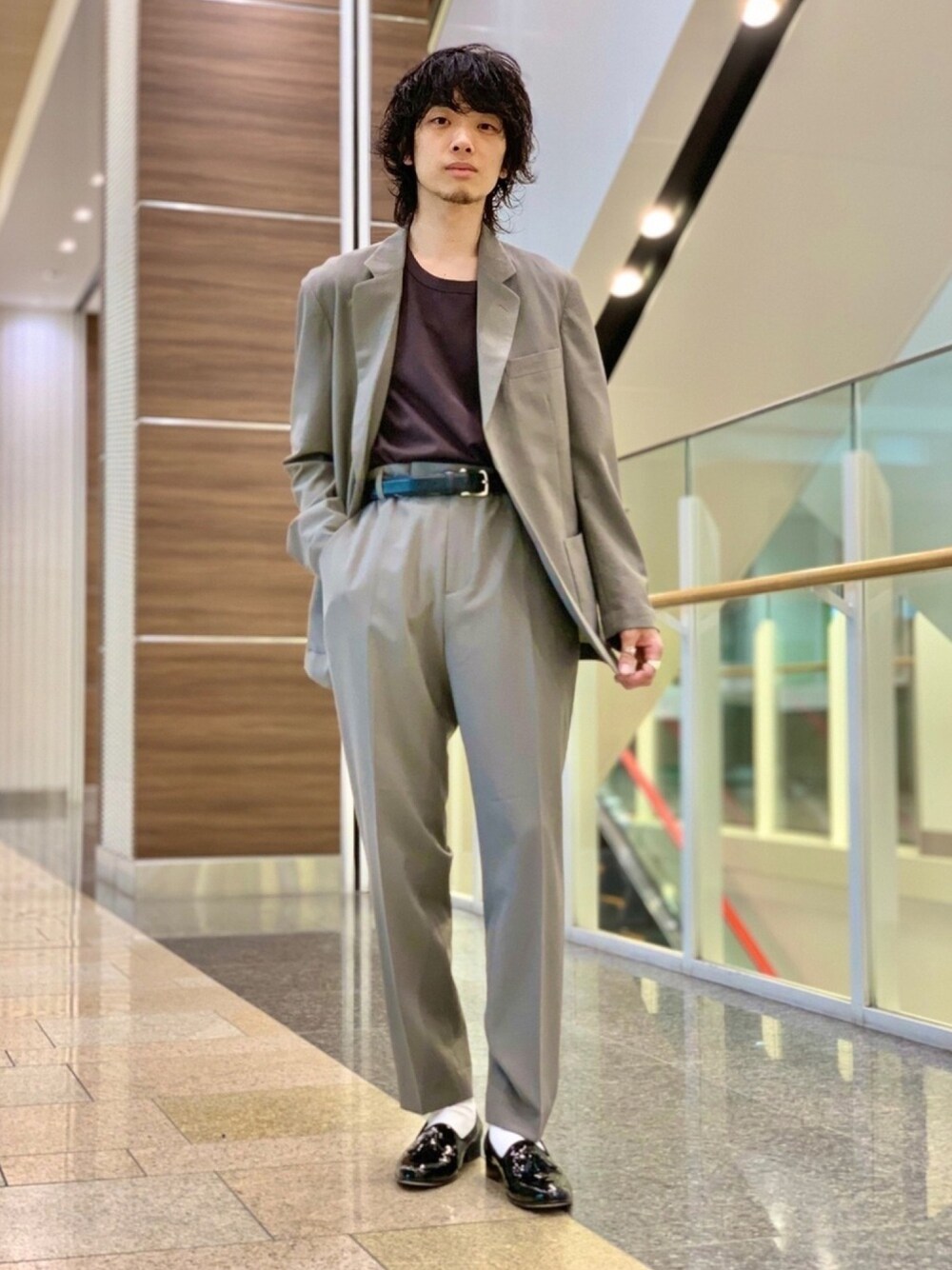 グレー系のテーラードジャケット、グレー系のTシャツ/カットソー、グレー系のその他パンツを着用したメンズの春コーディネートの1枚目の写真