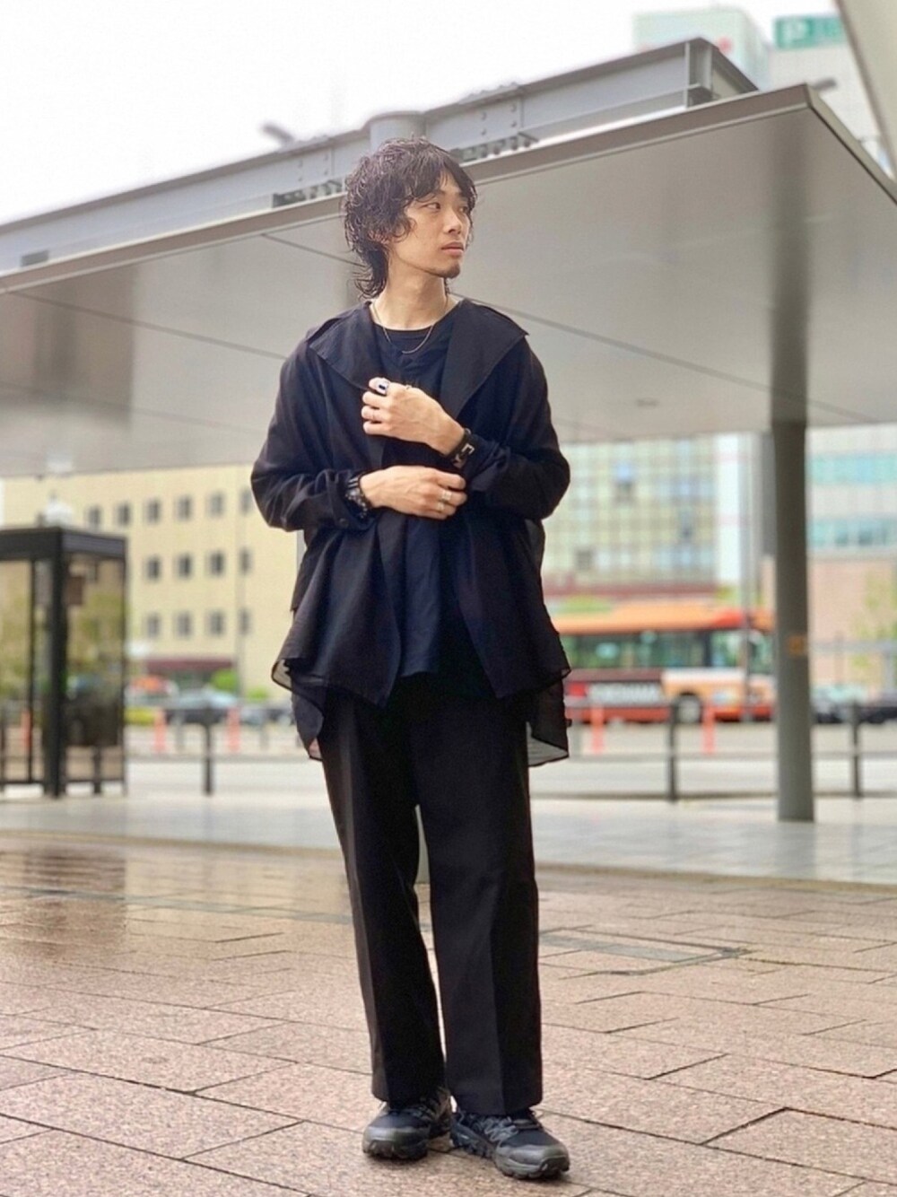 「ビッグシルエット、春夏コーデ、オールブラック、きれいめカジュアル、ストリート、シンプルコーデ、チノパン、韓国ファッション、セットアップ、モード」｜「DOLCE&GABBANAのアイテム（ジャケット/アウター、ブラック系）」を使った、UR_SkmK.さん（メンズ・167cm）の春コーディネートの1枚目の写真