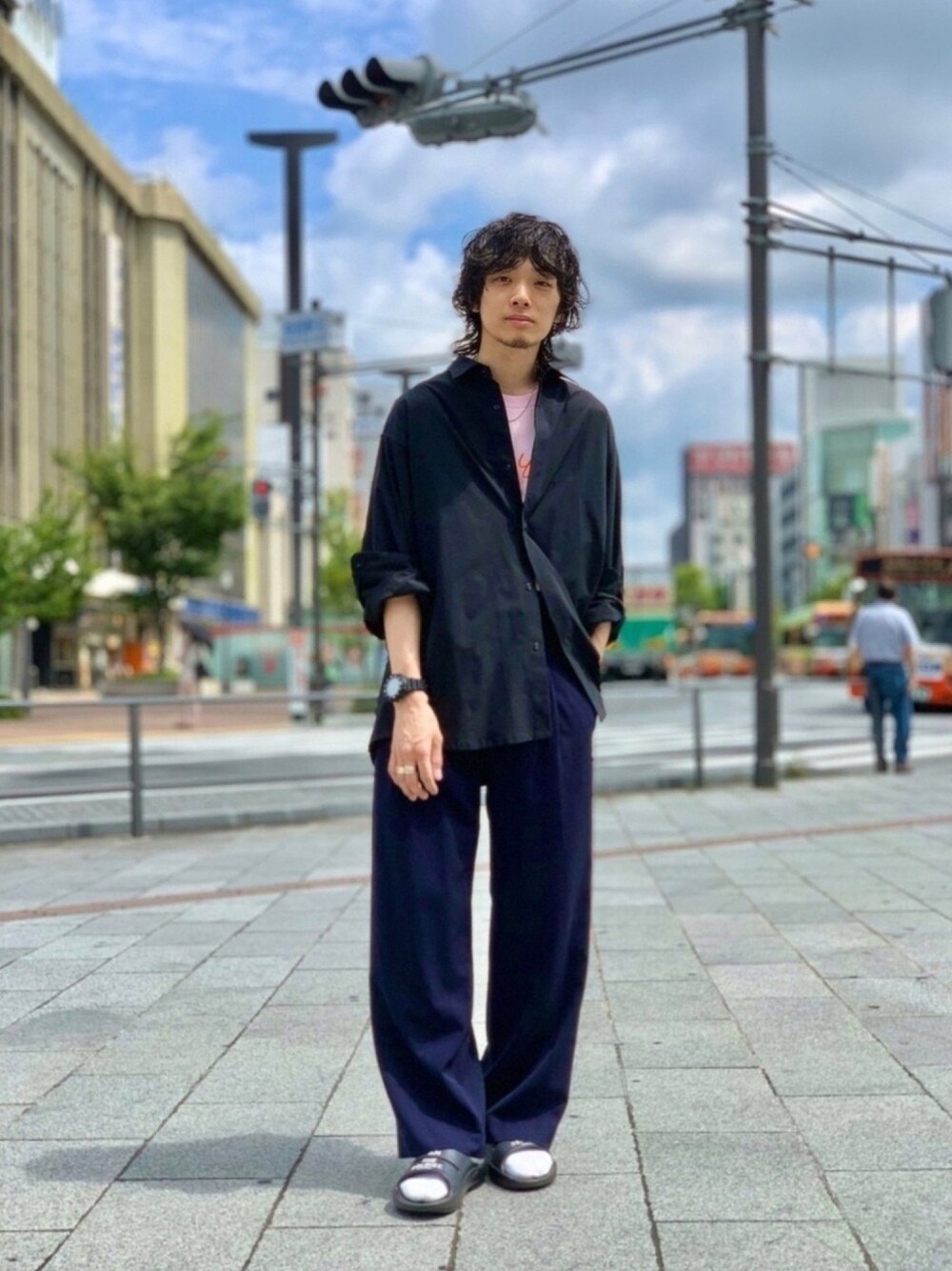 「これが私をアゲる服、オトナカジュアル、きれいめカジュアル、春夏コーデ、夏コーデ、ロゴT、ストリート、シンプルコーデ、ビッグシルエット、スポーツサンダル」｜「URBAN RESEARCHのSolotex Fly Front SHIRTS（シャツ/ブラウス、ブラック系）」を使った、UR_SkmK.さん（メンズ・167cm）の春コーディネートの1枚目の写真