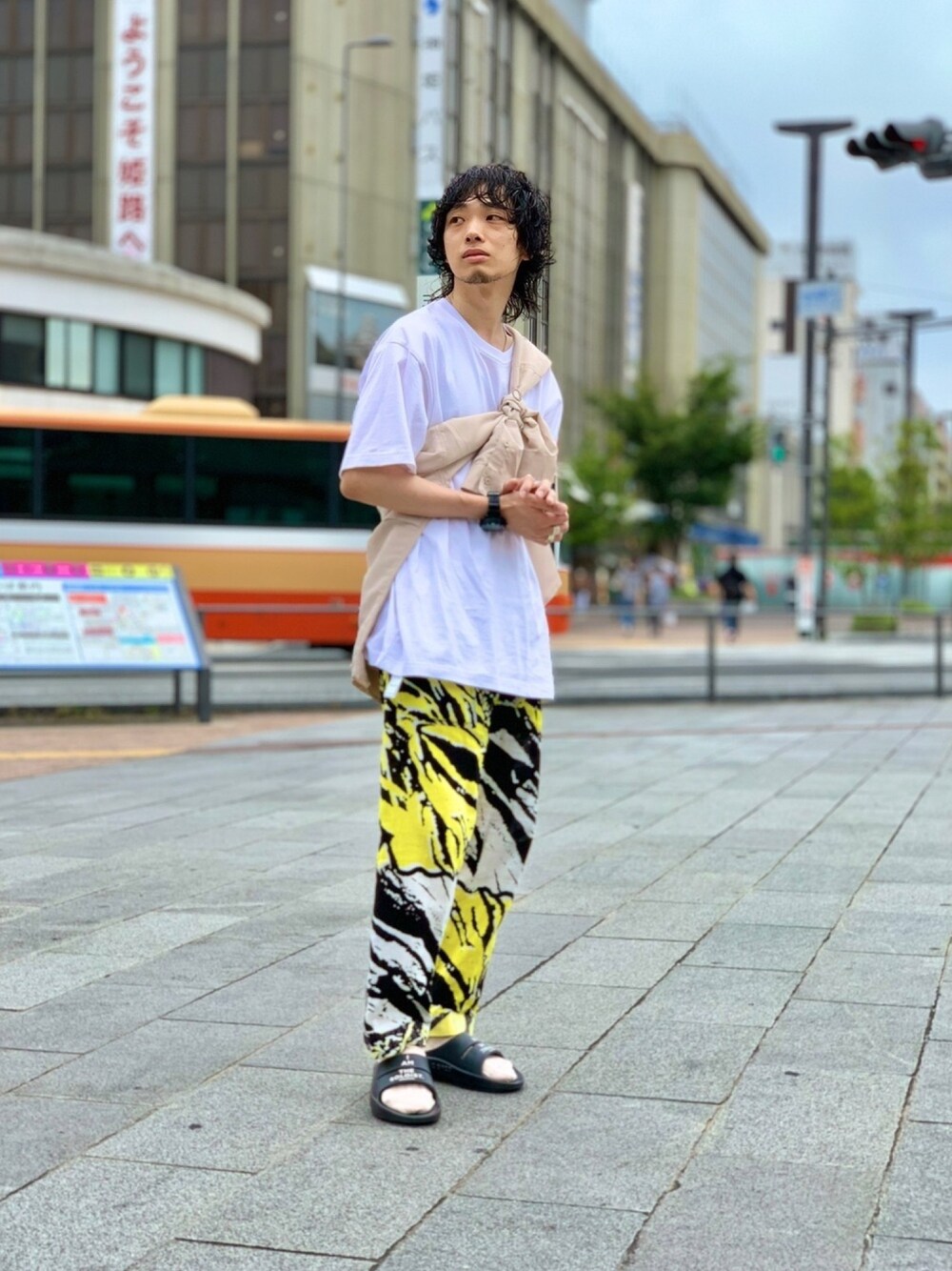 ホワイト系のTシャツ/カットソー、ベージュ系のシャツ/ブラウス、イエロー系のその他パンツを着用したメンズの春コーディネートの1枚目の写真