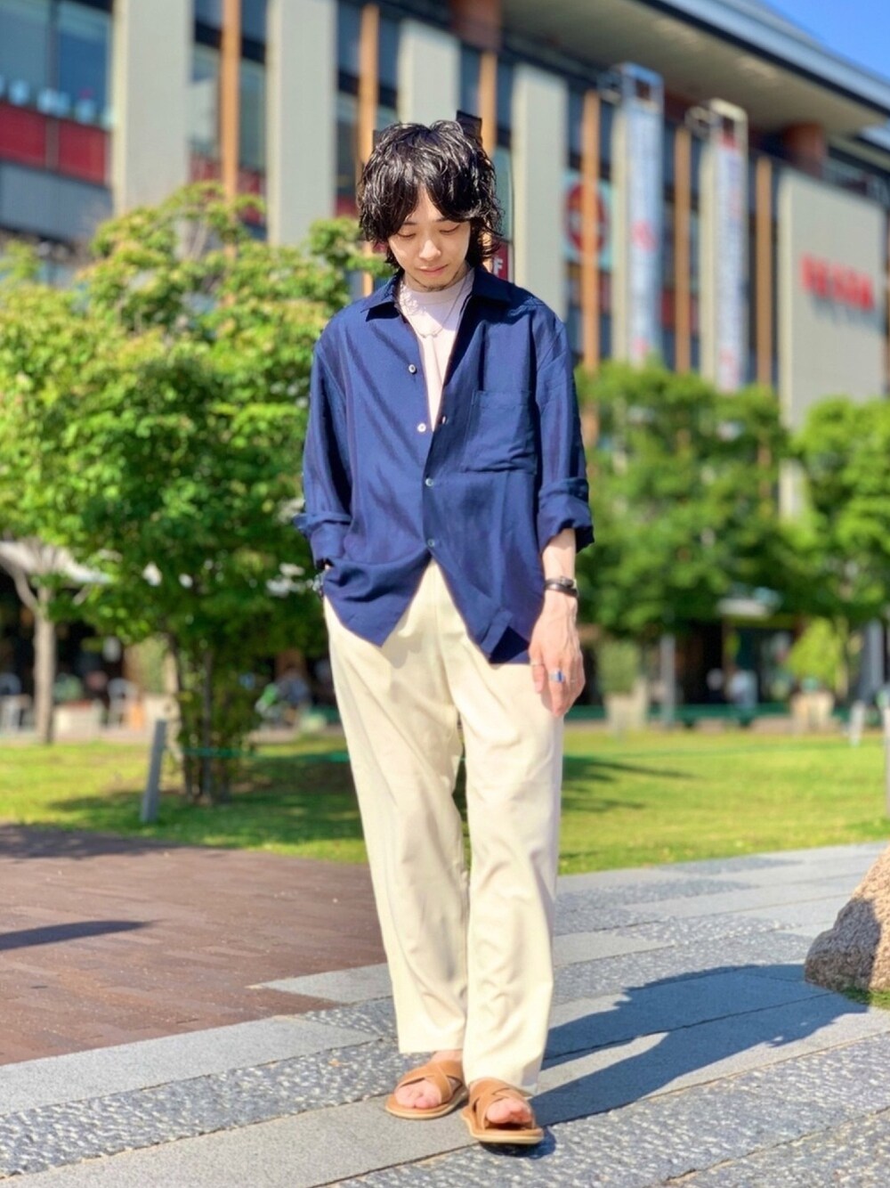 ブルー系のシャツ/ブラウス、グレー系のTシャツ/カットソー、ホワイト系のその他パンツを着用したメンズの夏コーディネートの1枚目の写真