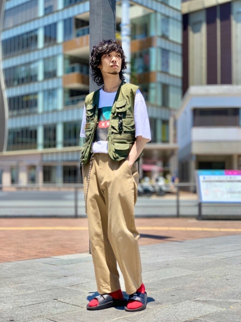 「休日スタイル、ストリート、ミリタリー、スポーツサンダル、チノパン、白Tシャツ、プリントT、カラーパンツ、タックイン、ベスト」｜「VINTAGEのアイテム（ベスト、グリーン系）」を使った、UR_SkmK.さん（メンズ・167cm）の夏コーディネートの1枚目の写真