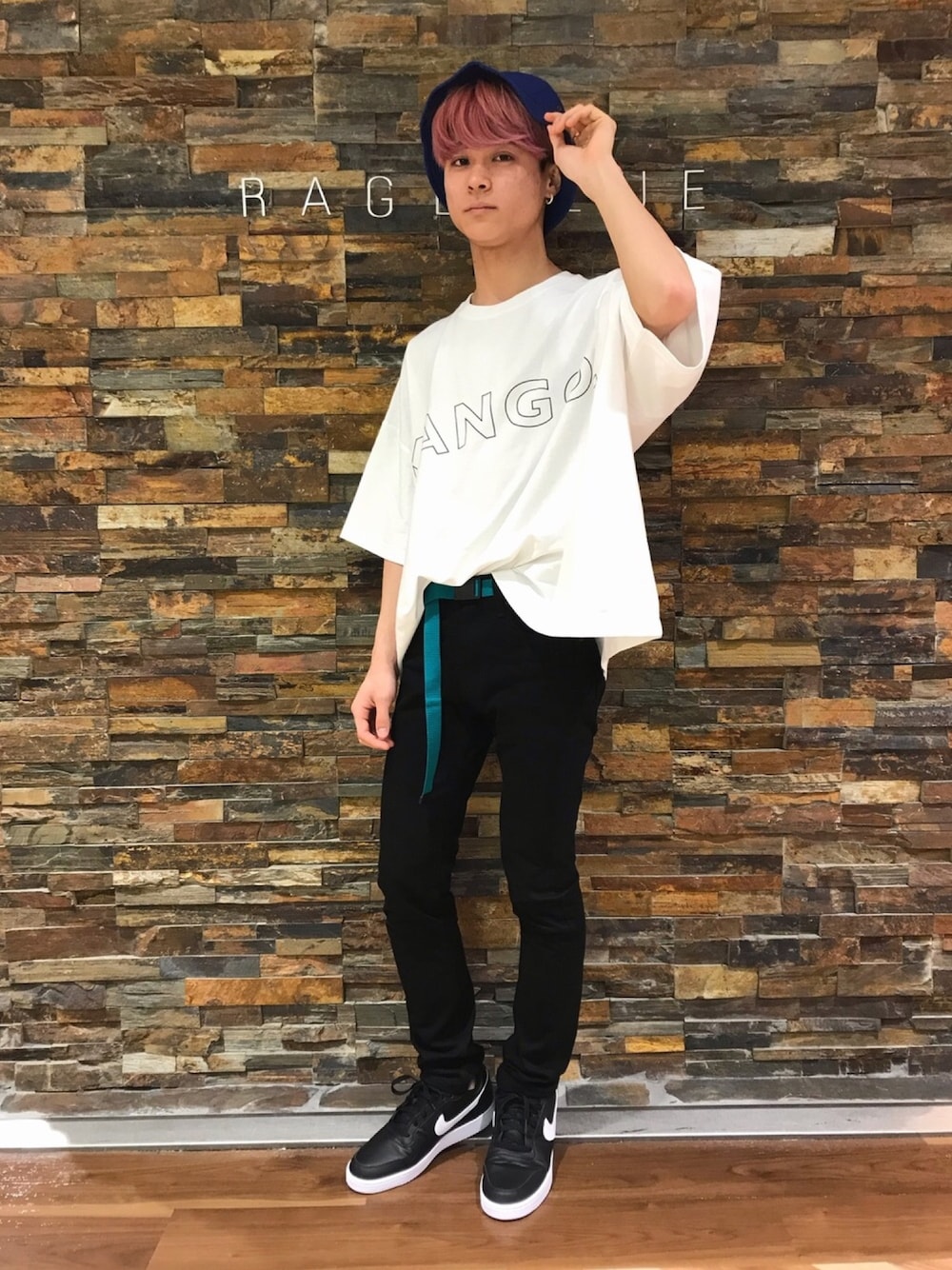 ブラック系のスニーカー、ホワイト系のTシャツ/カットソー、ブラック系のその他パンツを着用したメンズの夏コーディネートの1枚目の写真