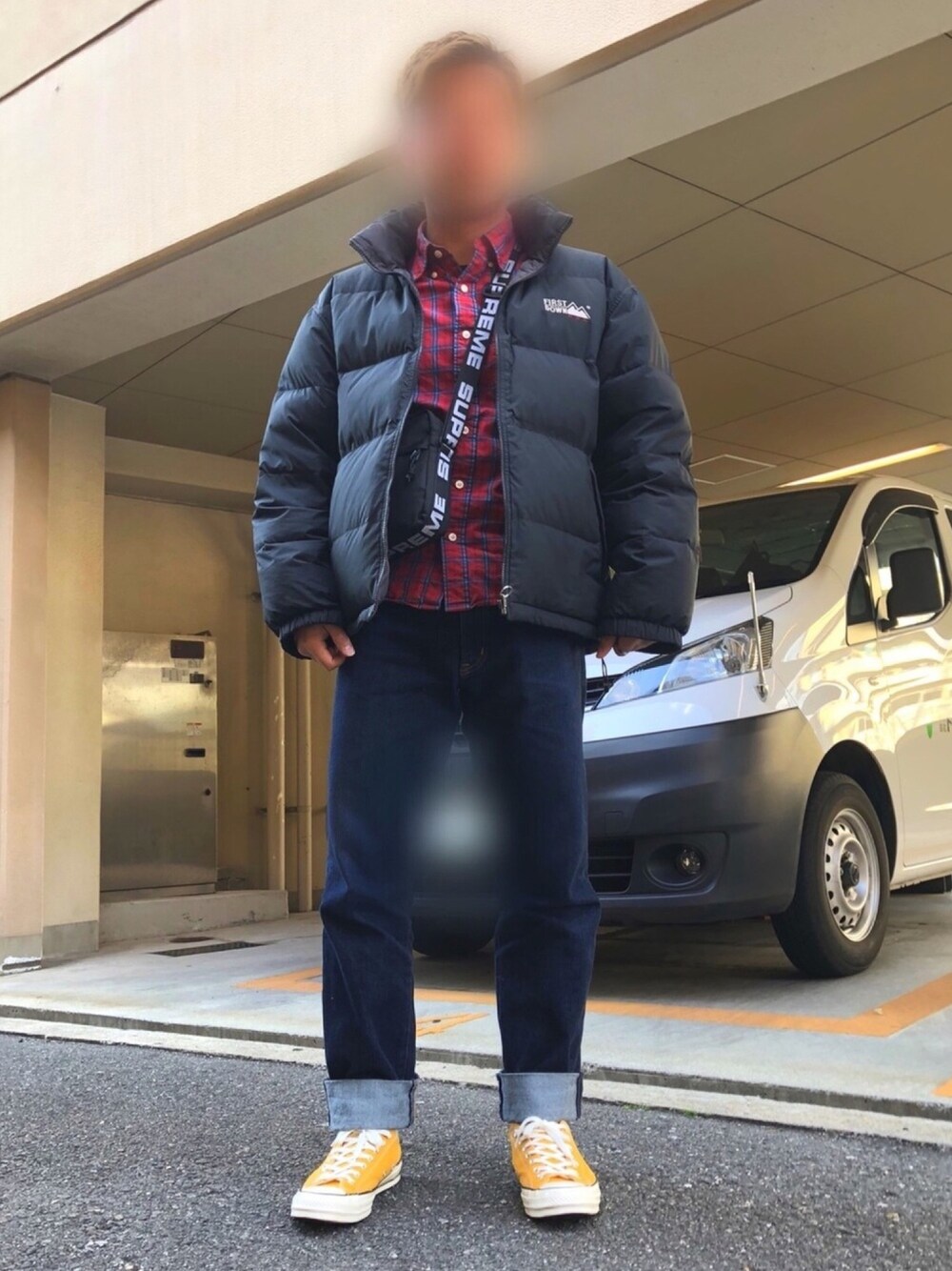 「春コーデ、シンプル、カジュアルコーデ、streetstyle、古着、デニム、シャツ、GU、チェックシャツ、ダウンジャケット」｜「GUのアイテム（デニムパンツ、ブルー系）」を使った、たけうちさん（メンズ・175cm）の春コーディネートの1枚目の写真