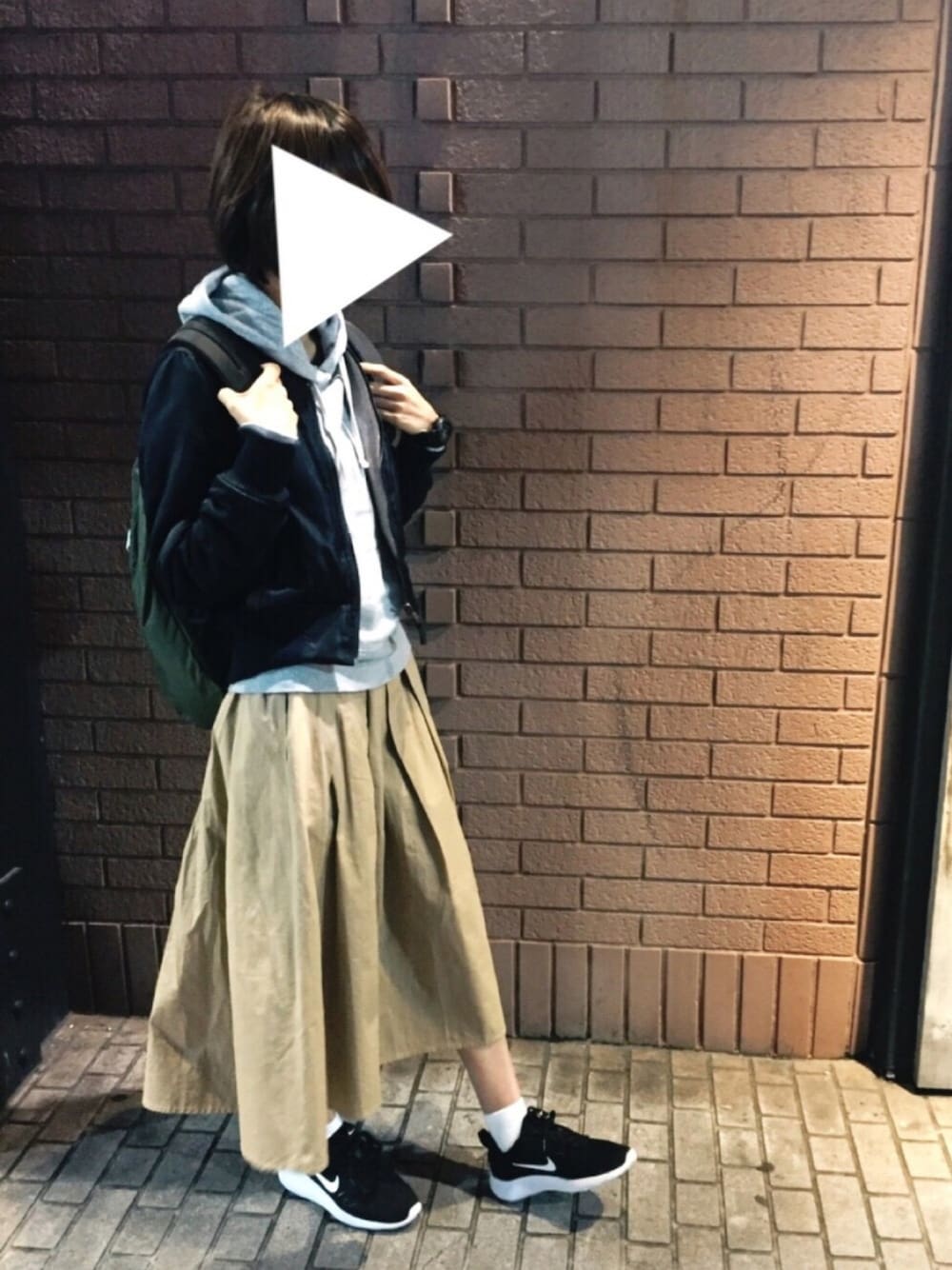 「カジュアルコーデ、シンプル、秋のコーデ、スカート、スカート×スニーカー、ブルゾン、ベージュスカート、ナイキ、リュック、スニーカーコーデ」｜「KBFのKBF ボリュームタックスカート（スカート、ベージュ系）」を使った、yuaさん（レディース・165cm）の秋コーディネートの1枚目の写真