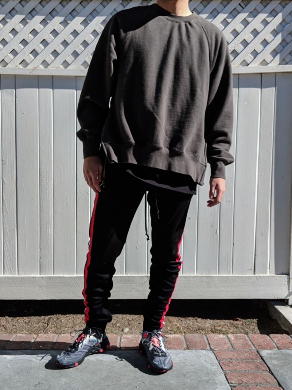 グレー系のスウェット、ブラック系のTシャツ/カットソー、ブラック系のその他パンツを着用したメンズの秋コーディネートの1枚目の写真