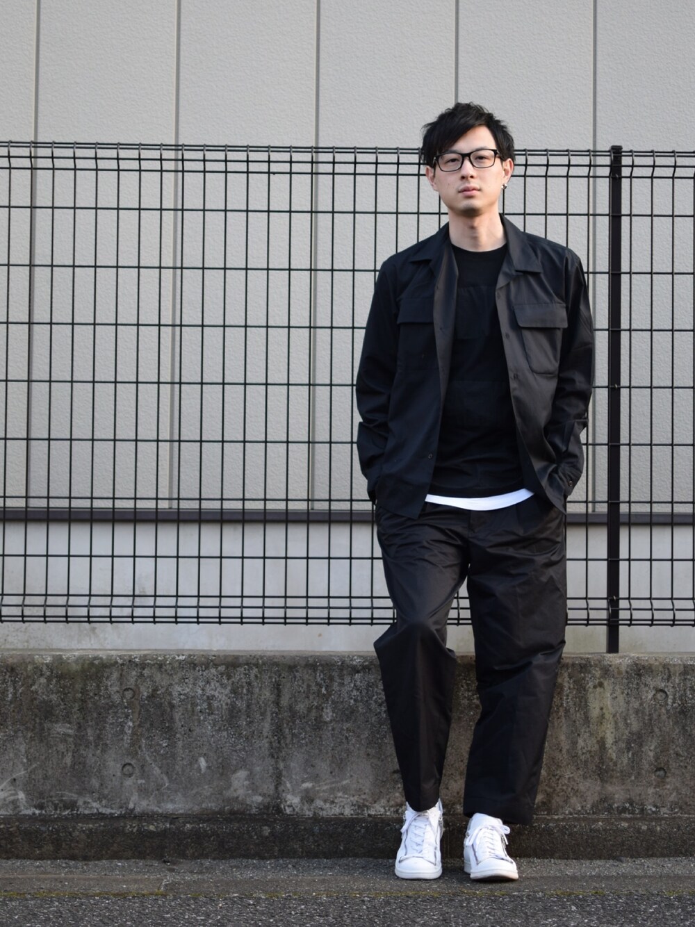 ブラック系のシャツ/ブラウス、ブラック系のその他パンツ、ホワイト系のスニーカーを着用したメンズの春コーディネートの1枚目の写真