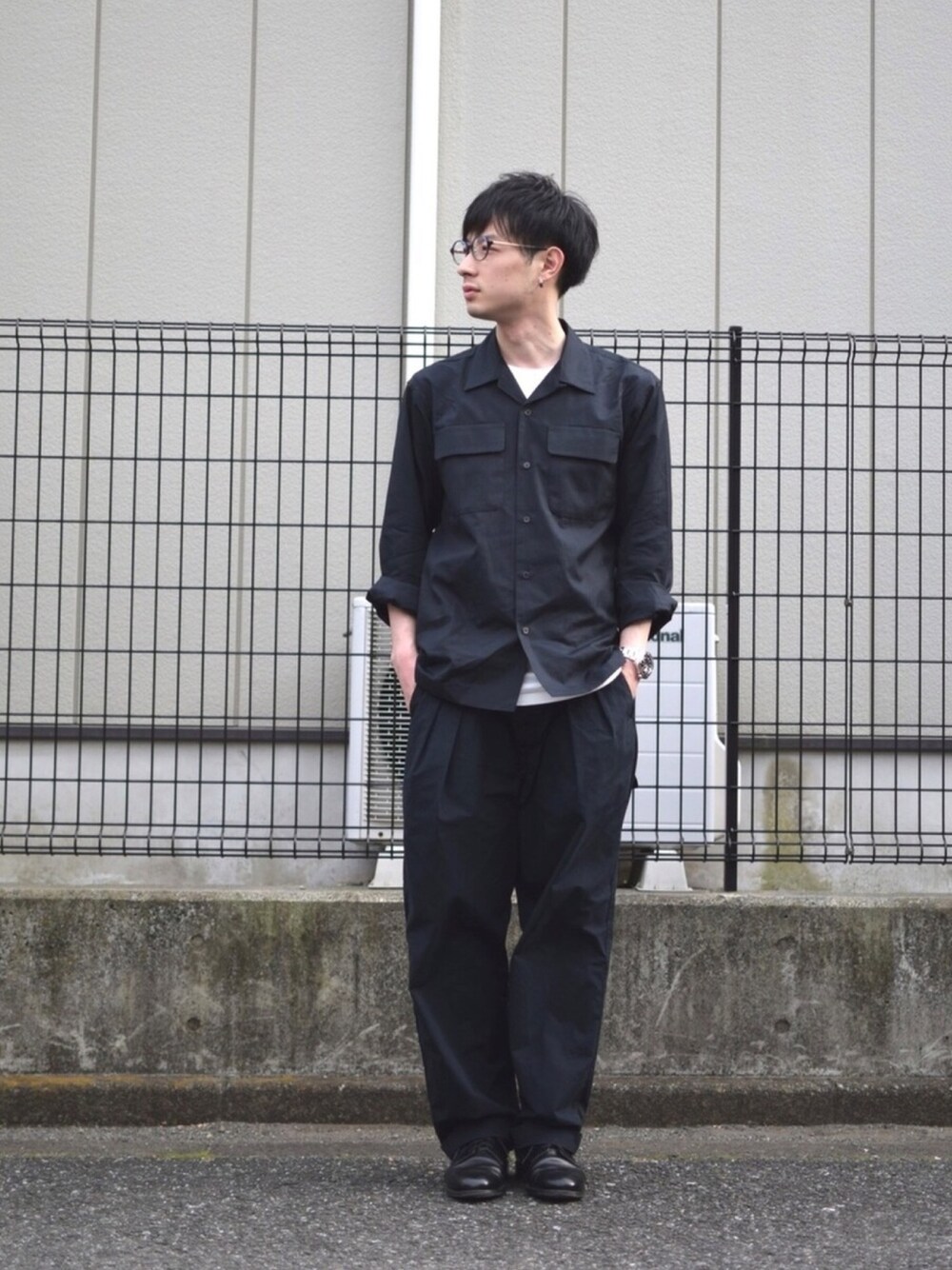 ブラック系のシャツ/ブラウス、ブラック系のその他パンツ、ホワイト系のTシャツ/カットソーを着用したメンズの春コーディネートの1枚目の写真