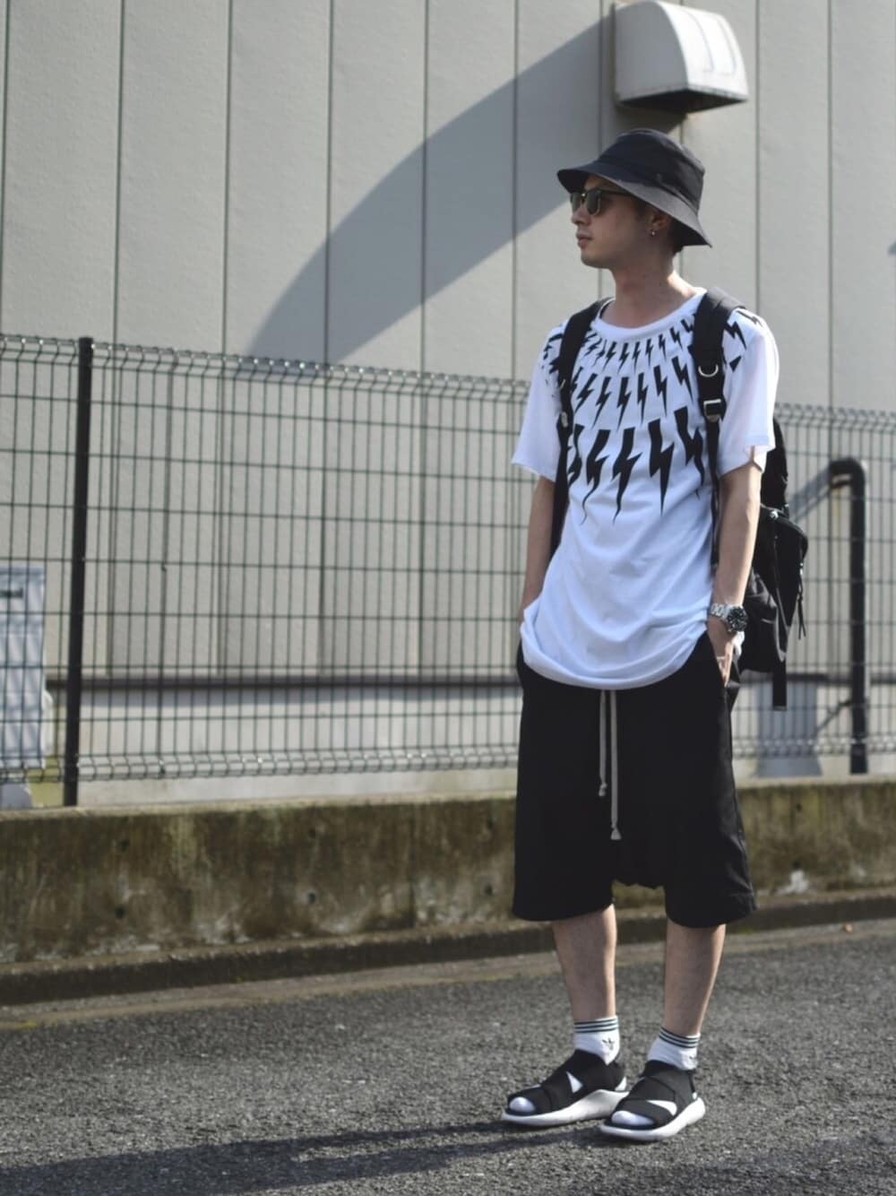 「Tシャツ、夏、ビックシルエット、ハーフパンツ、ストリート、モードストリート」｜「LAD MUSICIANのアイテム（ハット、ブラック系）」を使った、Ryuさん（メンズ・171cm）の夏コーディネートの1枚目の写真