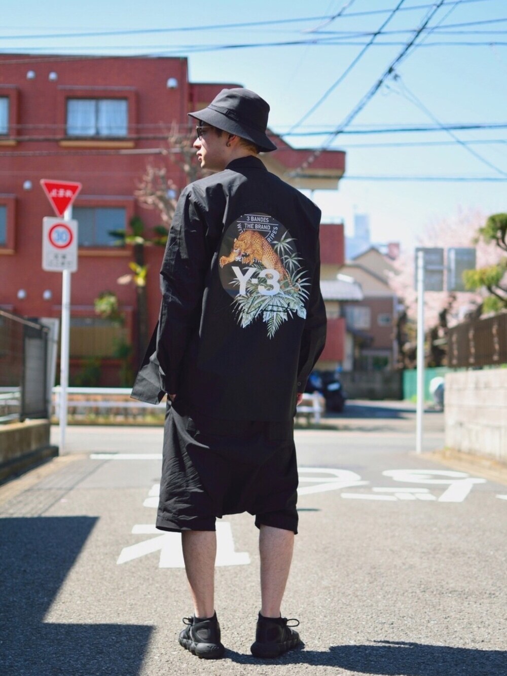 「黒、オールブラック、ストリート、バケットハット、サルエルパンツ、シャツスタイル、パパコーデ、春コーデ」｜「Y-3のM SHRT LEOP（シャツ/ブラウス、ブラック系）」を使った、Ryuさん（メンズ・171cm）の春コーディネートの1枚目の写真