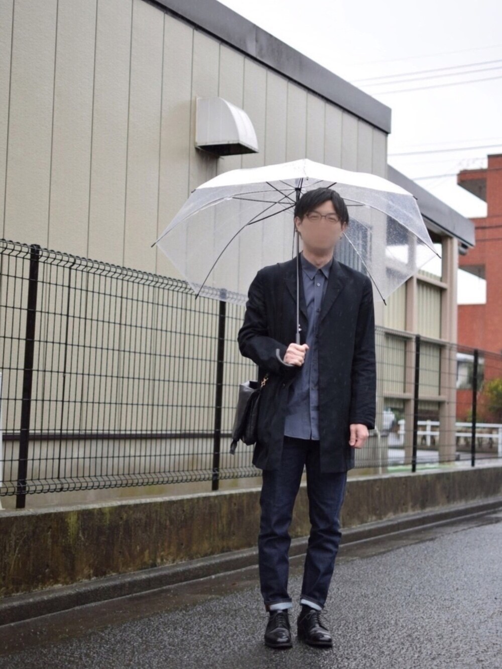 ブラック系のドレスシューズ、ブルー系のデニムパンツ、ブラック系のジャケット/アウターを着用したメンズの春コーディネートの1枚目の写真