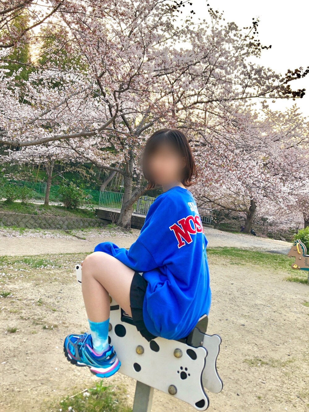 「jouetieのBIGロゴプルオーバー/スウェット/トレーナー/ビッグシルエット（Tシャツ/カットソー、ブルー系）」を使った、ゆきぼうさん（レディース・160cm）の春コーディネートの1枚目の写真
