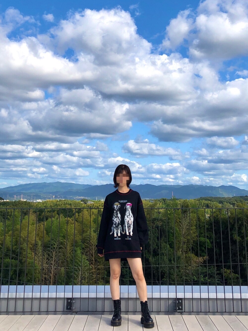 「SHAREEF、Dr.Martens、秋コーデ、スウェット、ブーツ」｜「SHAREEFの"DALMATIAN" BIG SWEAT（スウェット、ブラック系）」を使った、ゆきぼうさん（レディース・160cm）の秋コーディネートの1枚目の写真