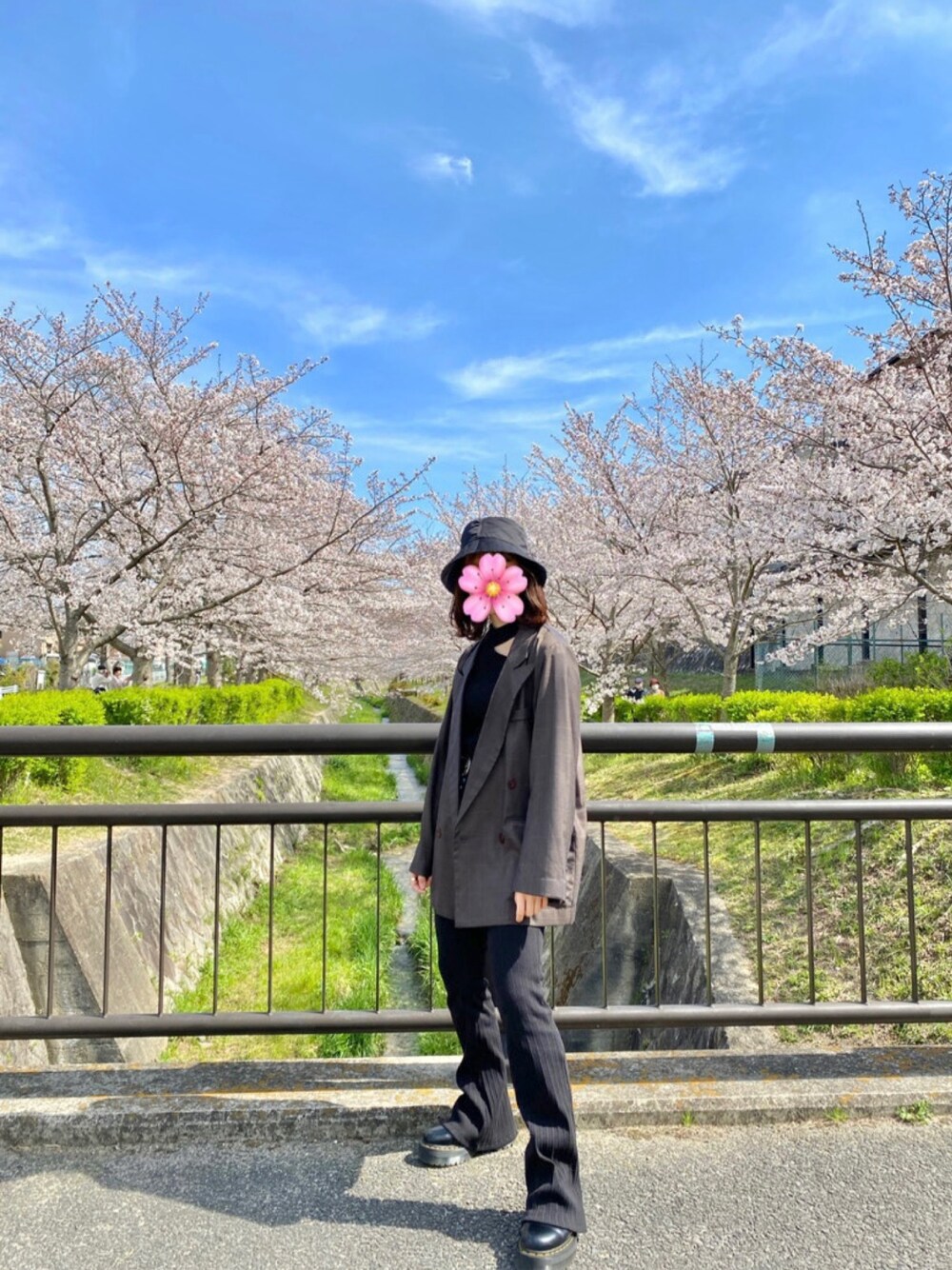 「春、休日スタイル、パンツスタイル、EMODA」｜「EMODAのリバーシブルバケットハット（ハット、ブラック系）」を使った、ゆきぼうさん（レディース・160cm）の春コーディネートの1枚目の写真