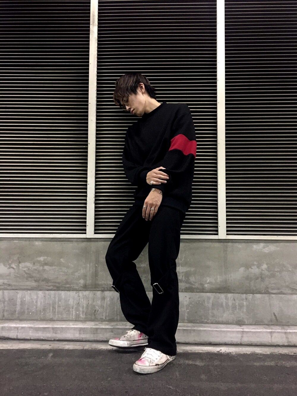 「秋コーデ、shinichsumino、ニット、ボンテージパンツ、17AW、HFRACTAL-OSAKA、販売員」｜「shinichsuminoのアイテム（ニット/セーター、ブラック系）」を使った、Rintaro.Okadaさん（メンズ・172cm）の秋コーディネートの1枚目の写真
