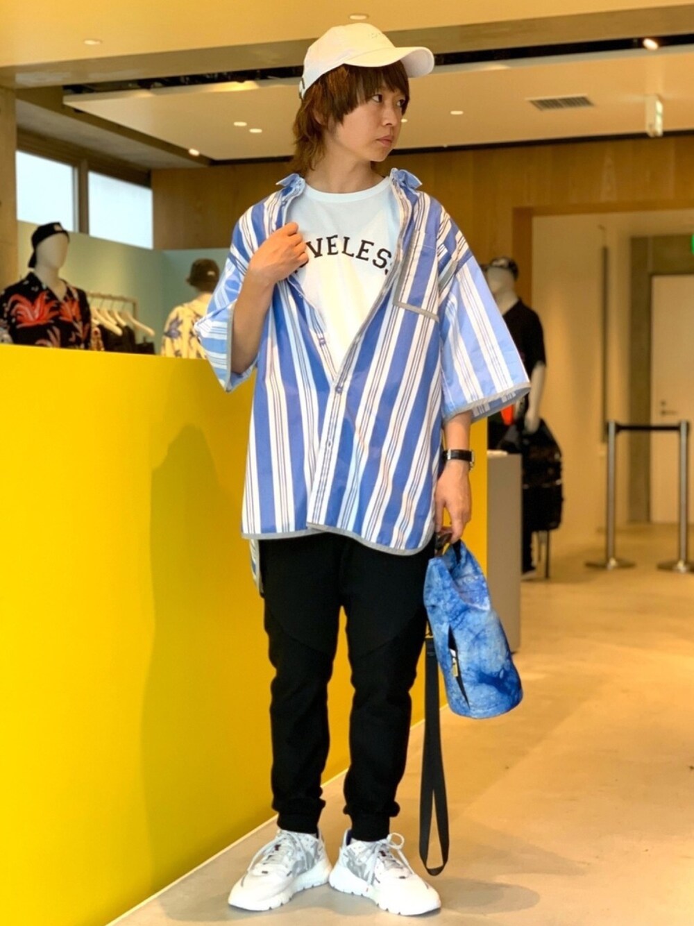 「スニーカー、ビッグシルエット、キャップ、adidas、ストリート、タイダイ柄、ストライプ、White Mountaineering、LOVELESS、Noma t.d」｜「LOVELESSの【Safari10月号掲載】ポリクレストロゴ キャップ（キャップ、ホワイト系）」を使った、yoshitoさん（メンズ・174cm）の夏コーディネートの1枚目の写真