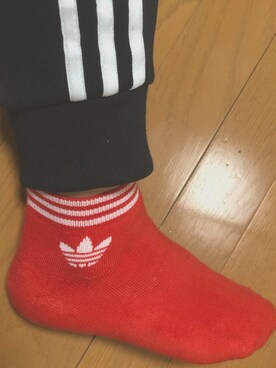 「adidas（アディダス）のアイテム（ソックス/靴下、レッド系）」を使った、HIROKIさん（メンズ・161cm）の冬コーディネート