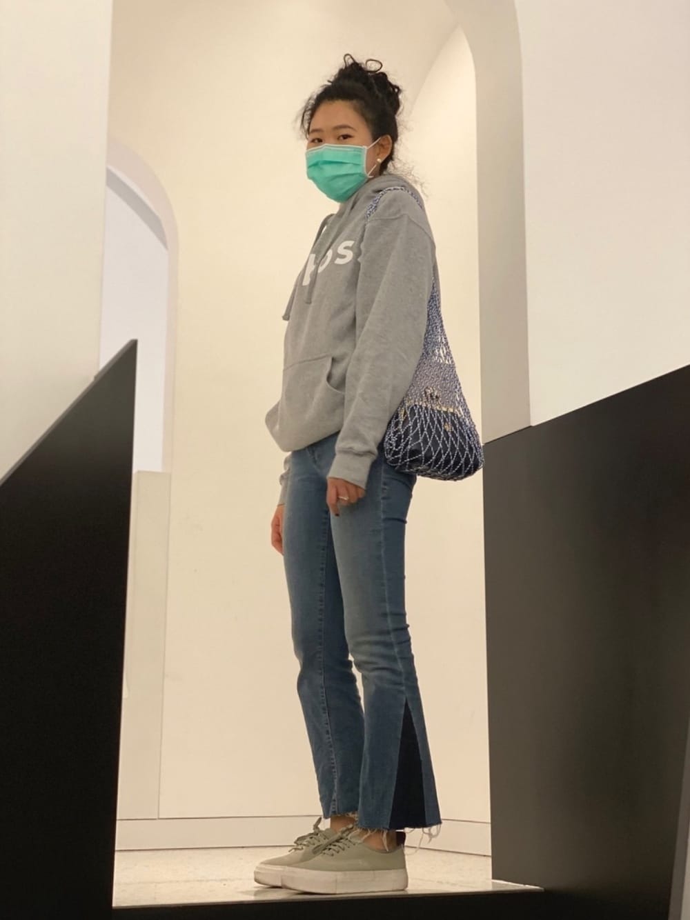 「winter、jeans、FRAME DENIM、EYTYS、NYC、chic、sweatshirt、basics、casual、monochromatic」｜「no brandのアイテム（スウェット、グレー系）」を使った、Pingさん（レディース・160cm）の冬コーディネートの1枚目の写真