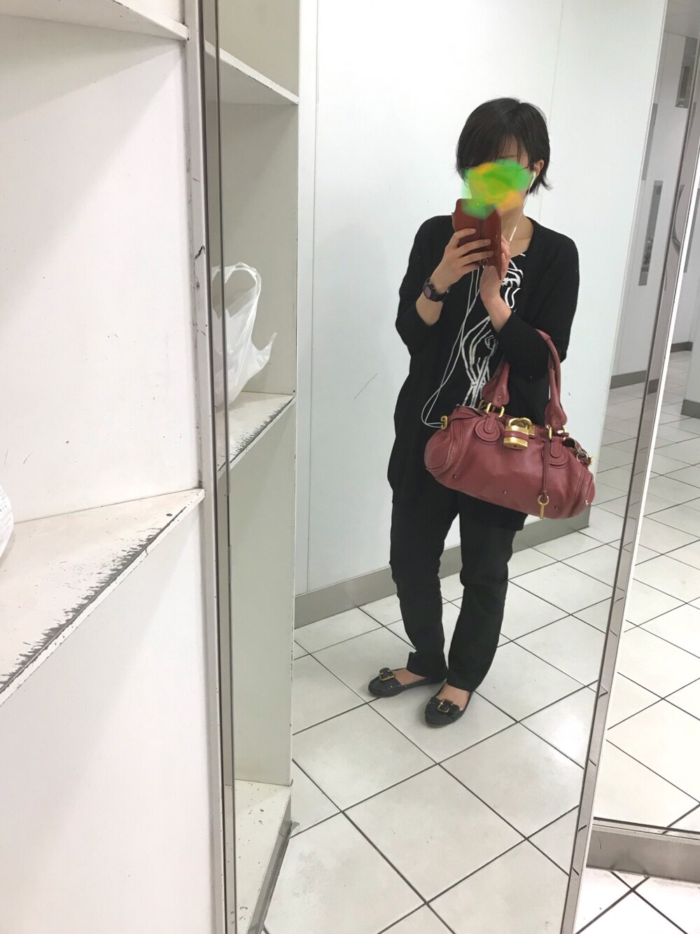 「Chloe、シンプルコーデ、黒、春、ママコーデ、ZARA、black、差し色、ペタンコ靴、カジュアル」｜「Chloeのアイテム（ハンドバッグ、ピンク系）」を使った、nachuさん（レディース・158cm）の春コーディネートの1枚目の写真