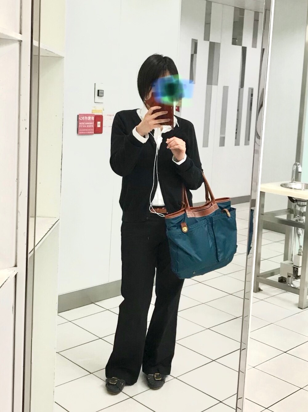 「オトナカジュアル、シンプル、オフィスカジュアル、ワイドパンツ、カーディガン、パンツスタイル、UNIQLO、Chloe、白シャツ、黒」｜「Felisiの＜FELISI(フェリージ)＞×UA別注 13/54DS トート（トートバッグ、グリーン系）」を使った、nachuさん（レディース・158cm）の夏コーディネートの1枚目の写真